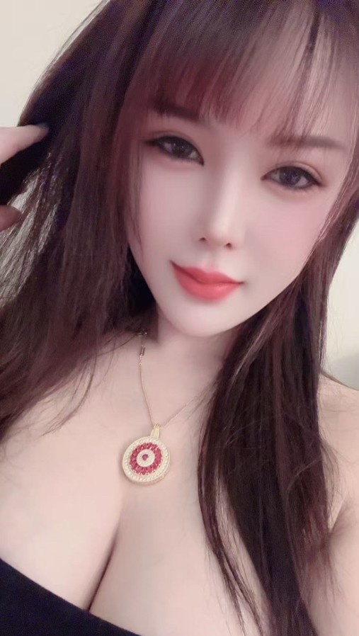白嫩美乳御姐