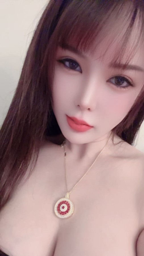 白嫩美乳御姐
