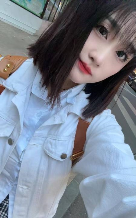 市中心年轻小美眉