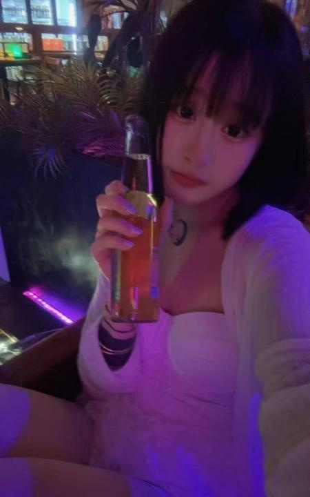 市中心年轻小美眉