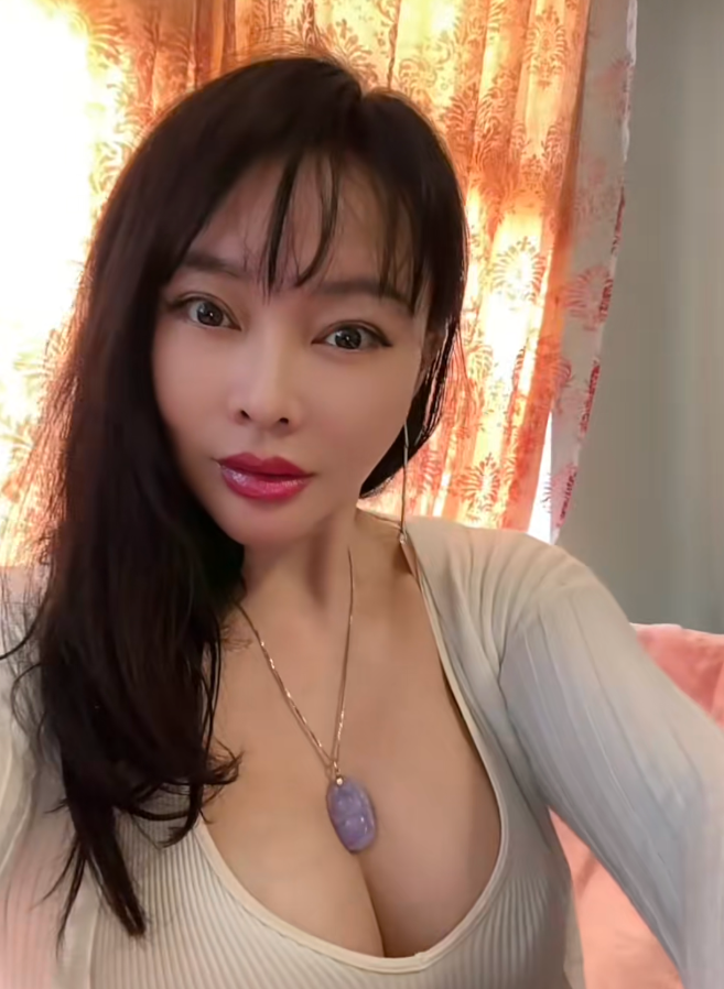 大胸有韵味的抓龙筋姐姐