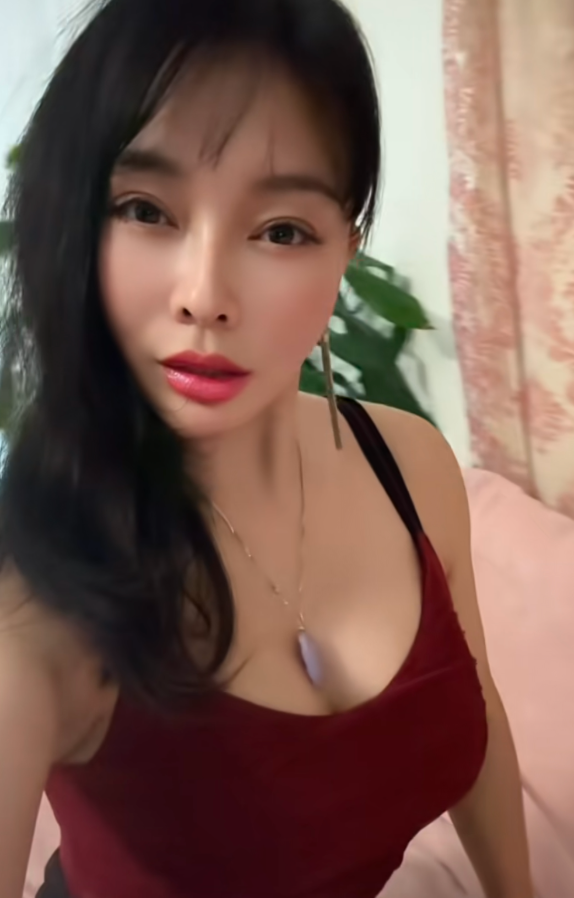 大胸有韵味的抓龙筋姐姐