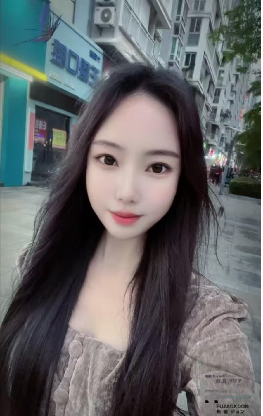 前凸后翘依依