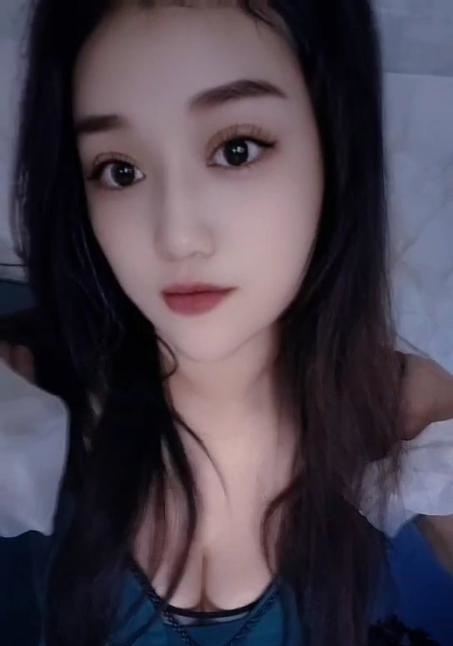 巨乳默默