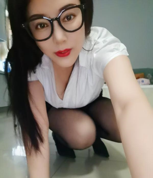 建邺巨乳美女中项
