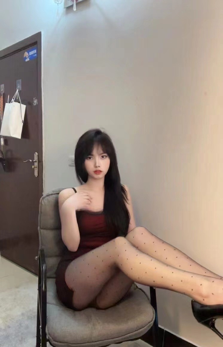 黑丝翘臀女友