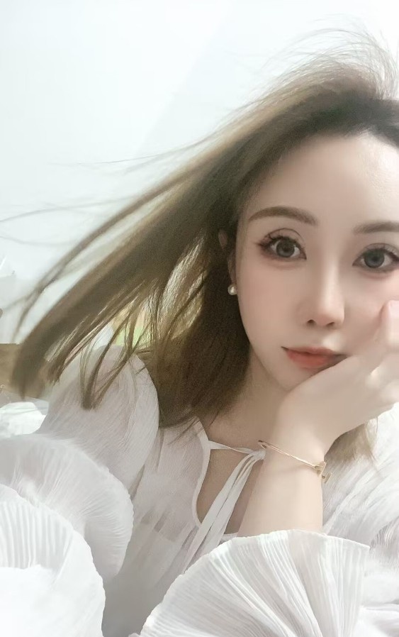 气质短发美女