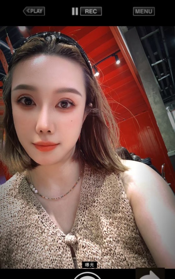 气质短发美女