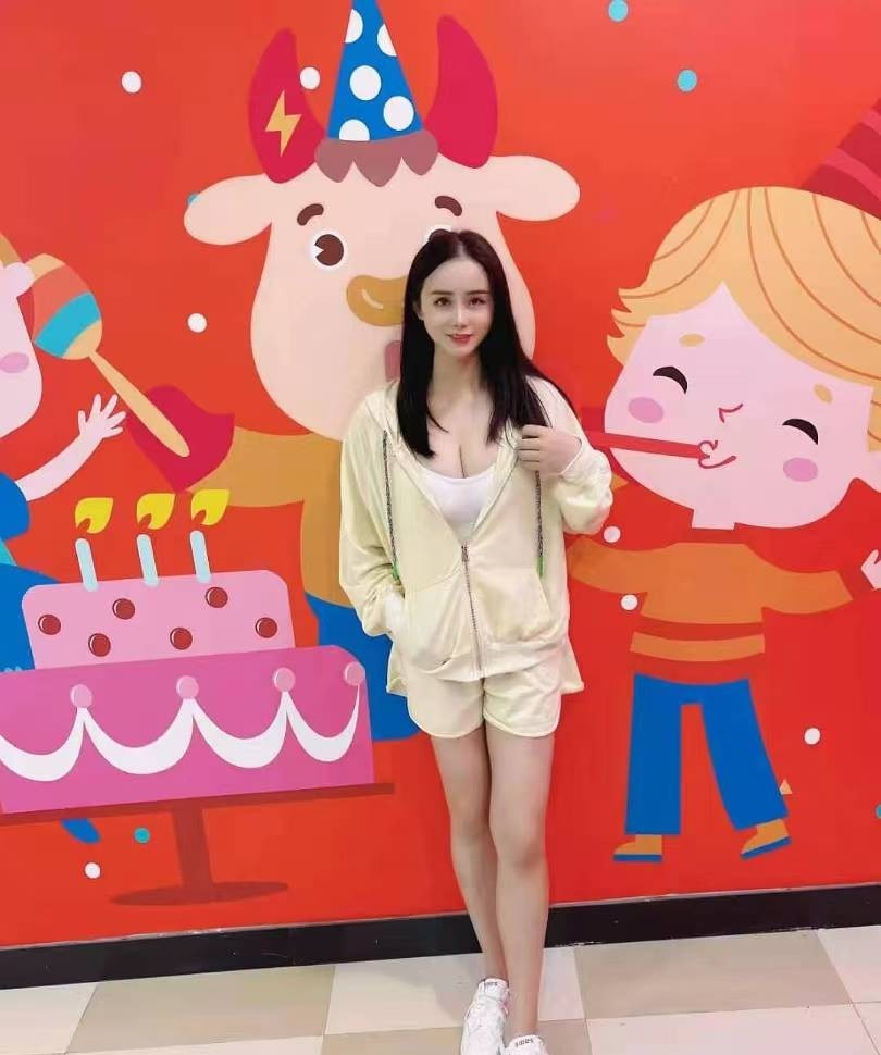 长腿服务型白嫩少妇