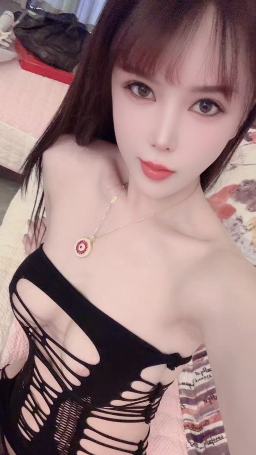 白嫩美乳御姐