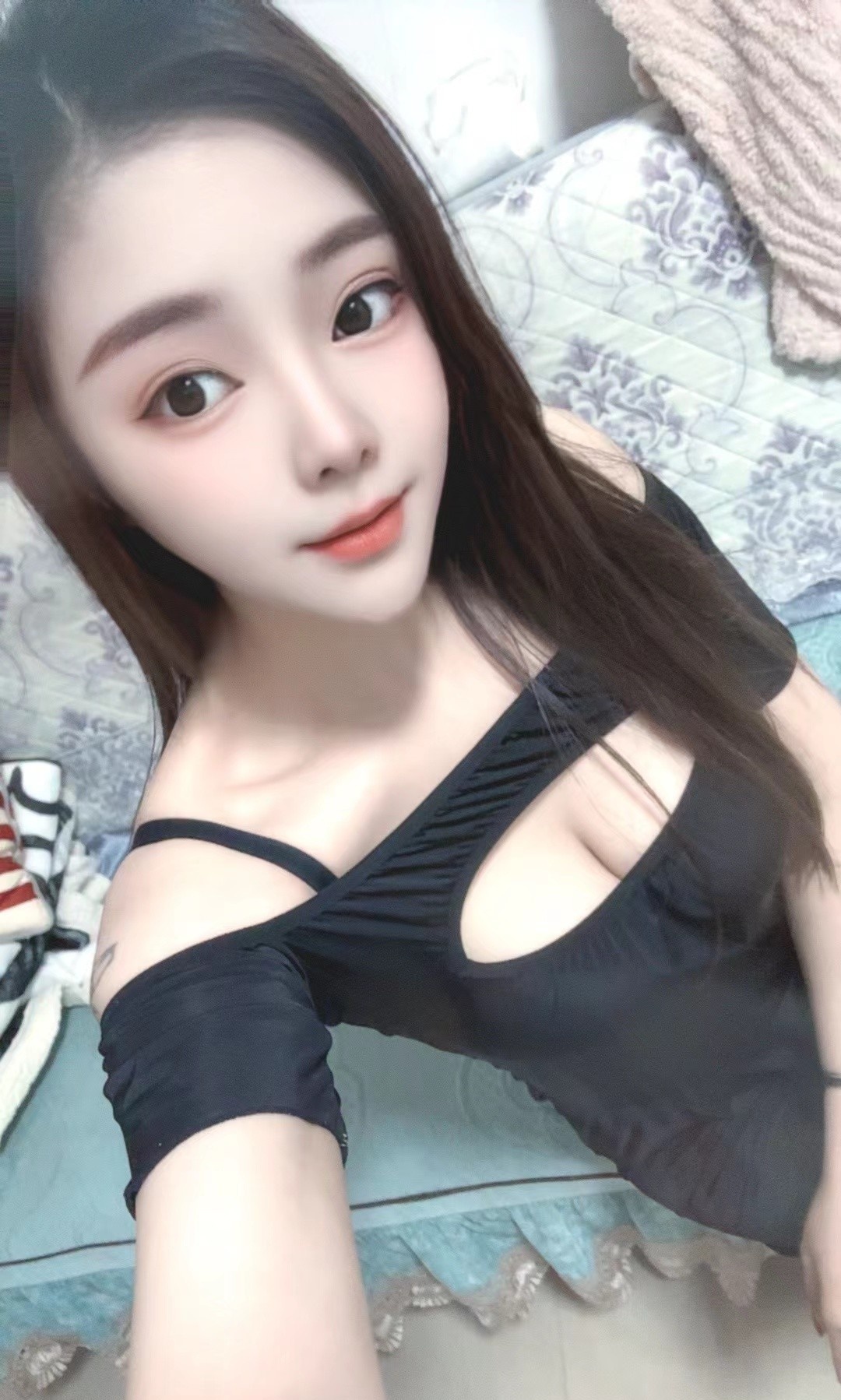 性感美胸妮宝