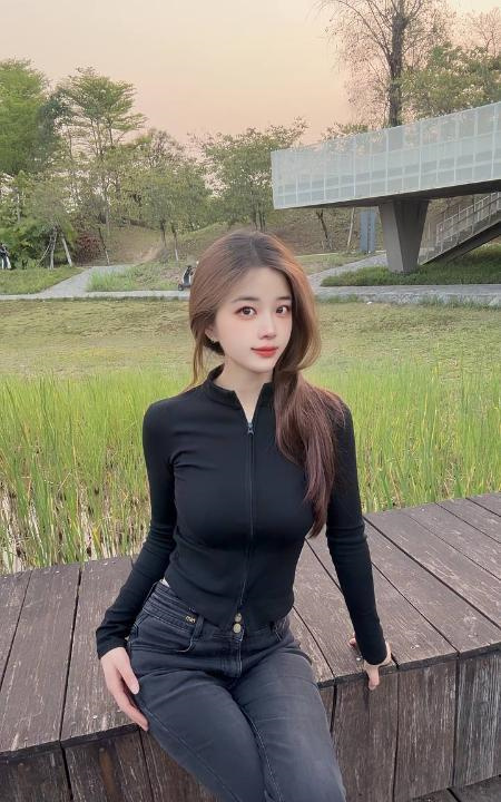 颜值大胸翘臀妹子