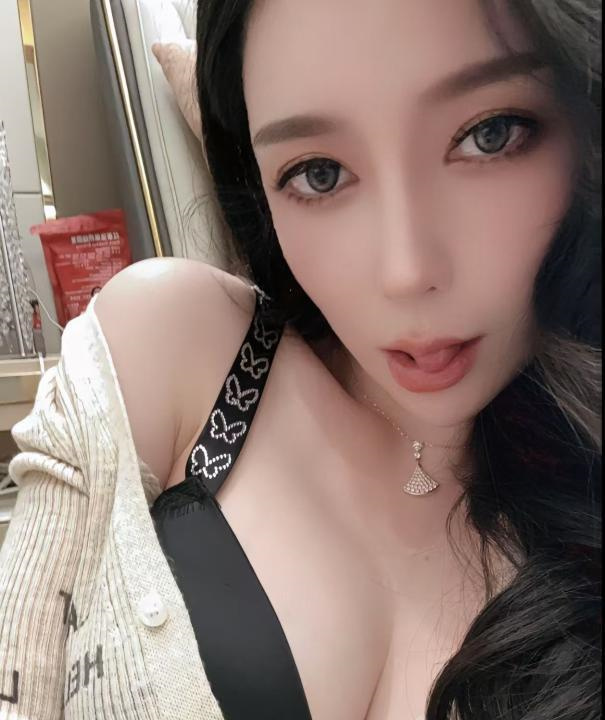 丰满肥臀桃子姐