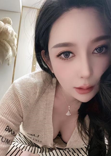 丰满肥臀桃子姐