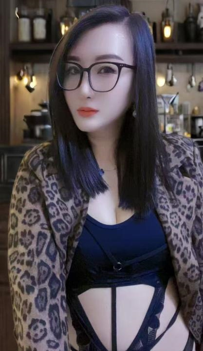 瑶海眼镜骚气少妇