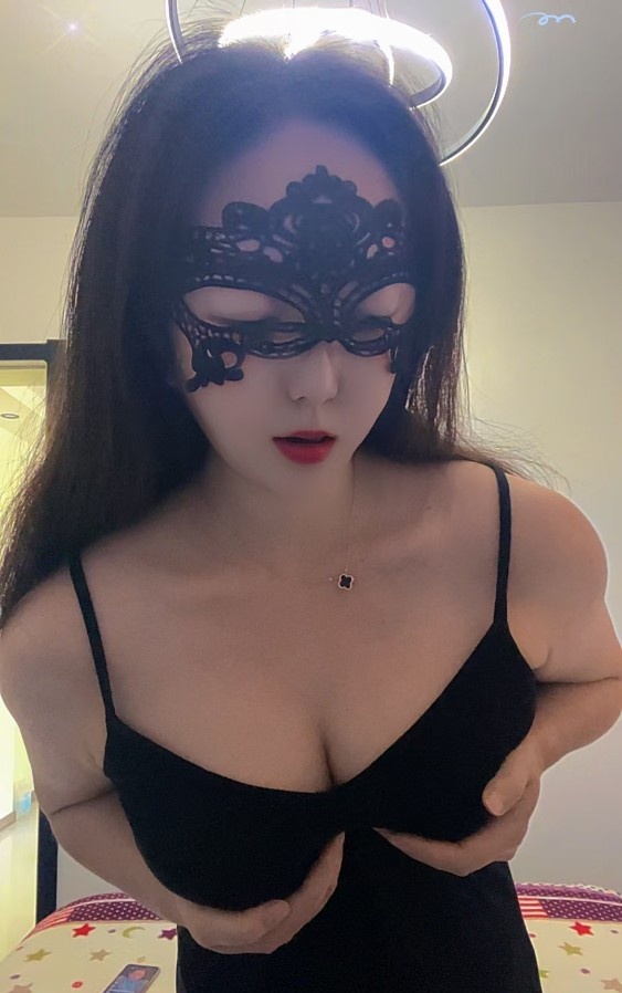 高挑纤细白嫩妹