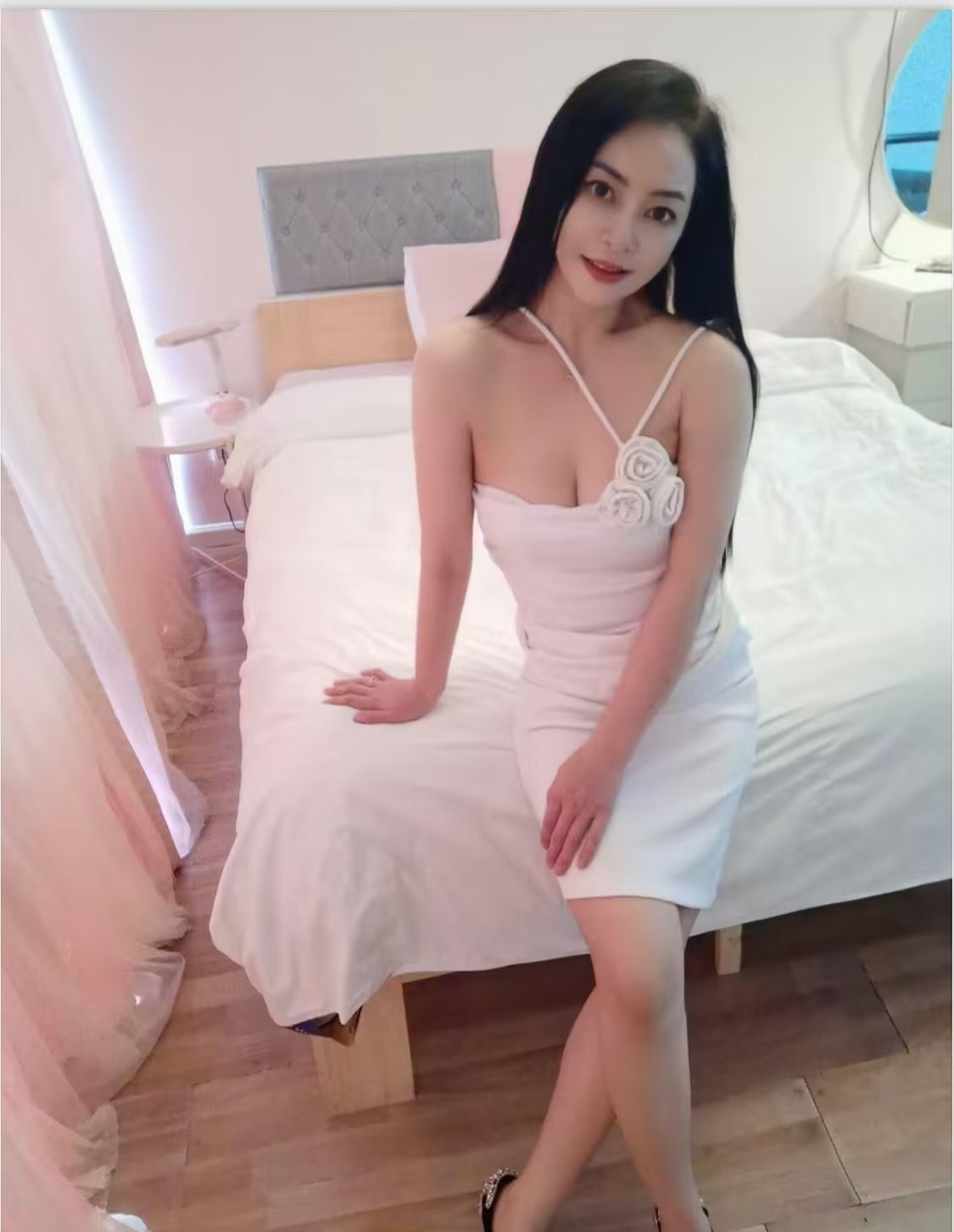 黑丝翘臀芊芊