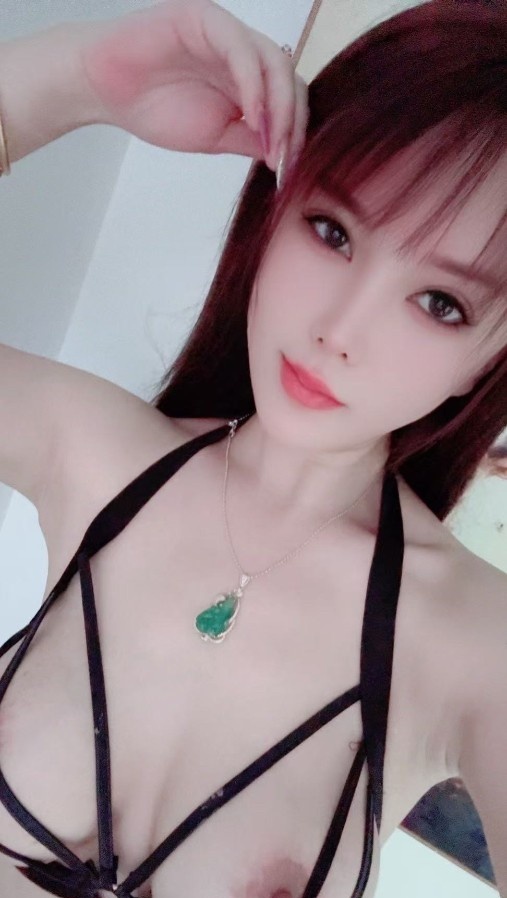 肤白美乳小骚货