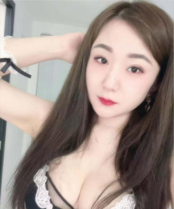 肤白丰满骚小美