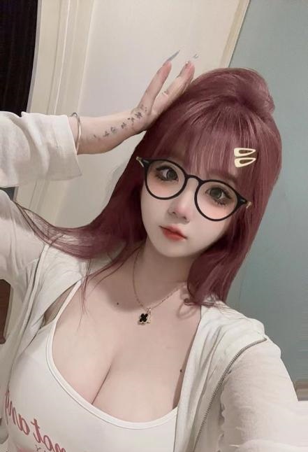 前凸后翘的小妖精