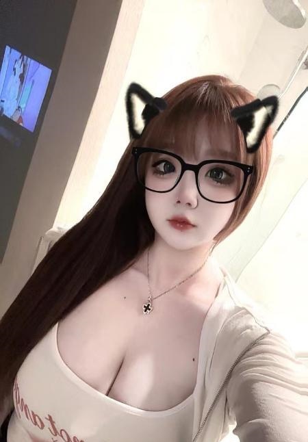 前凸后翘的小妖精
