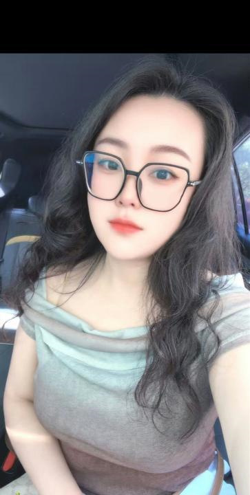 巨乳眼镜骚女
