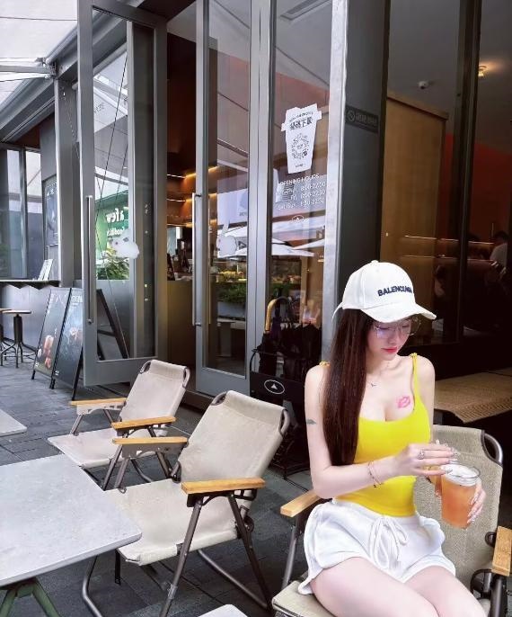 湿吻瑜伽老师袁满