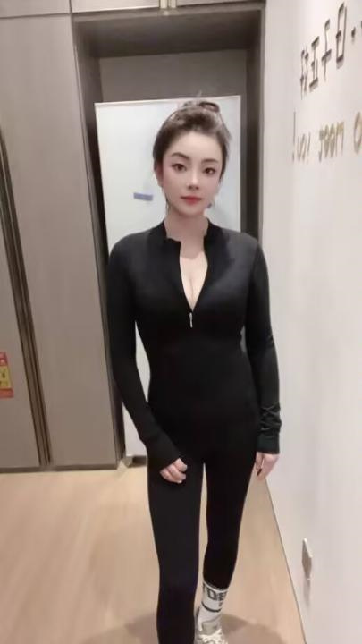 会夹逼的少妇