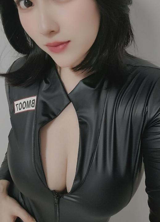 大胸气质美女