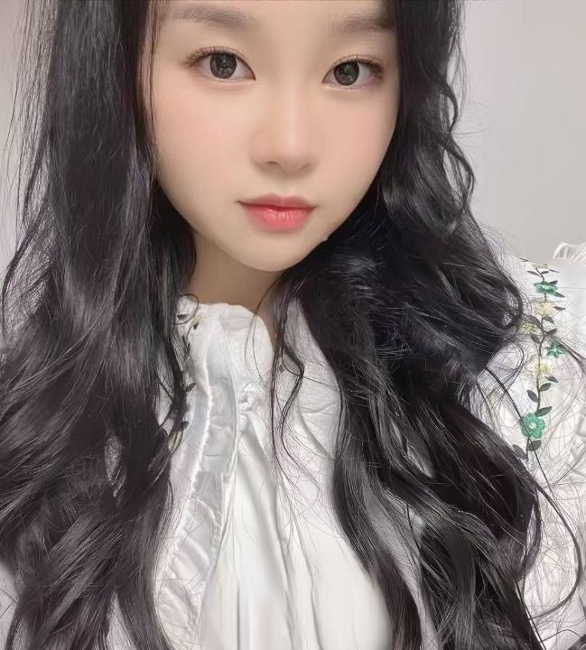 18岁微胖嫩妹