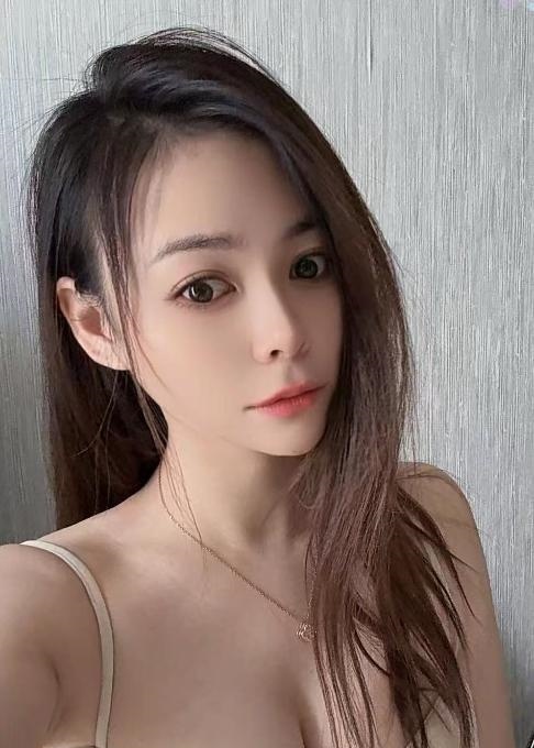 花都美胸女友Ava
