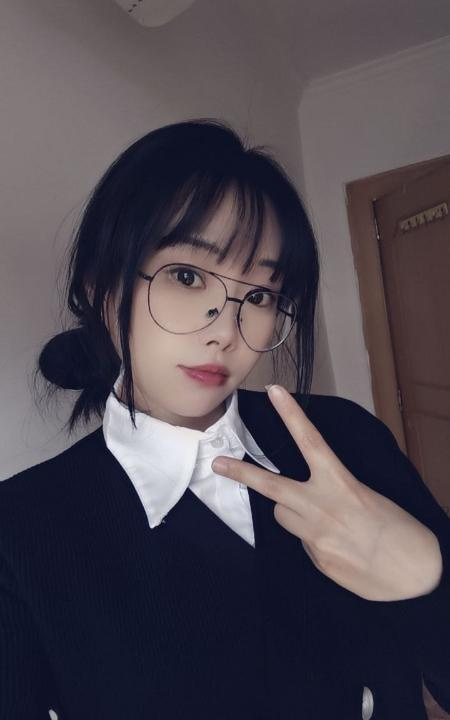 眼镜妹萌萌