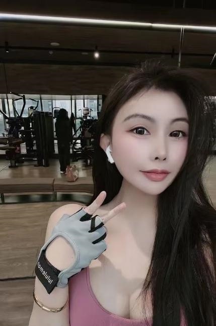 胸大腰细健身小少妇