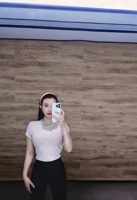 胸大腰细健身小少妇