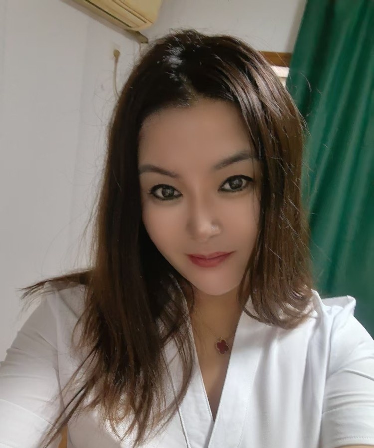 偶然的机会，约上了一个兼职的东北小骚货，会各种花活，体验非常棒