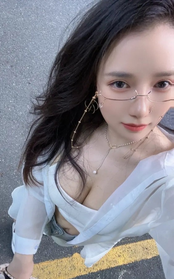 眼镜混血妹爱丽丝