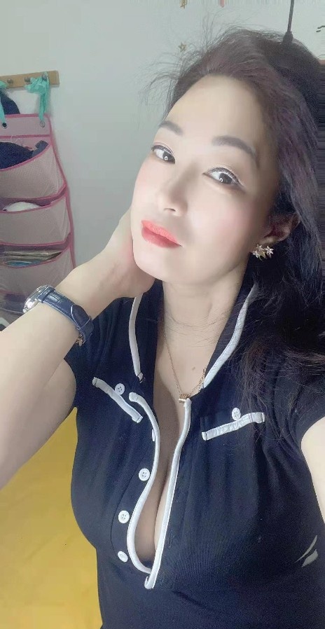 石溪附近的骚妇，波又大又白，水儿还多