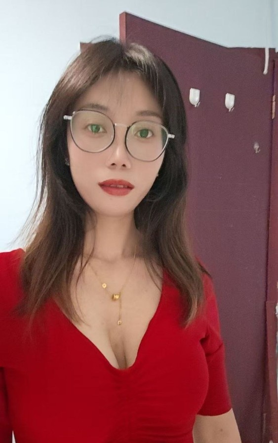 轻熟眼镜少妇