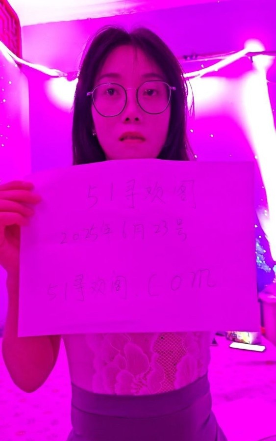轻熟眼镜少妇