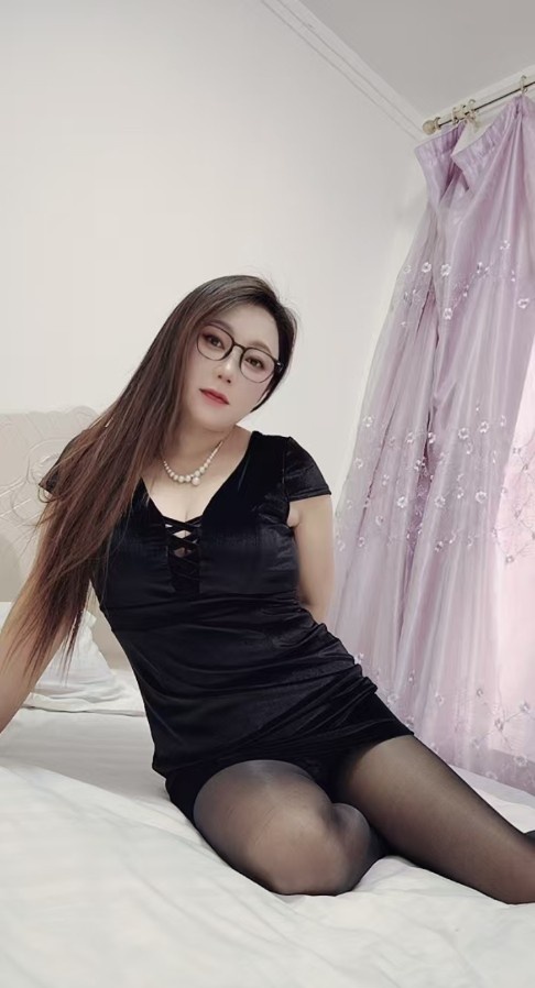 黑丝翘臀大奶子妈妈桑