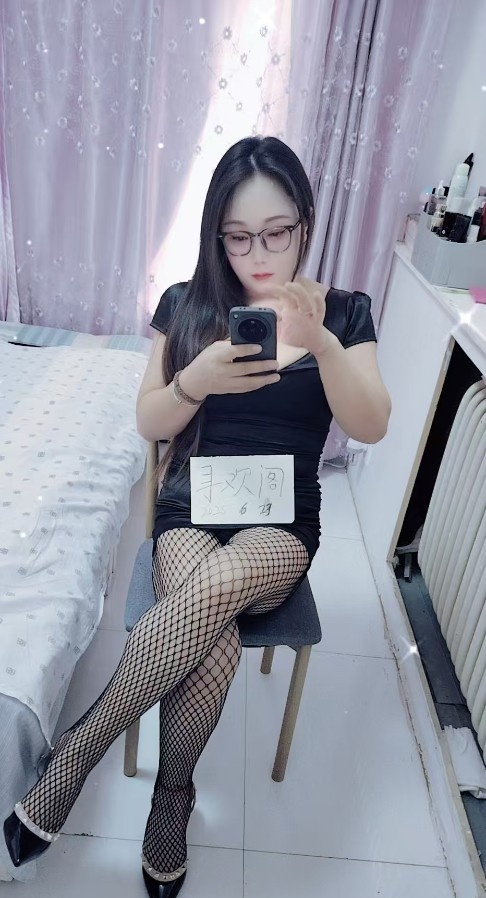 黑丝翘臀大奶子妈妈桑