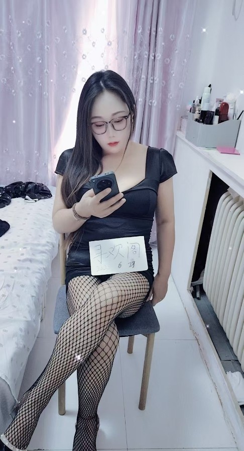 黑丝翘臀大奶子妈妈桑