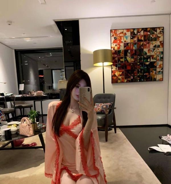 高颜值蜜桃臀思思