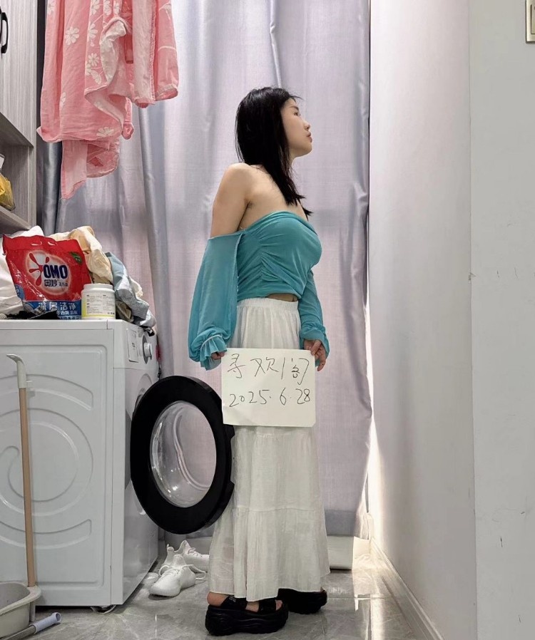 胸大小巧的小美女