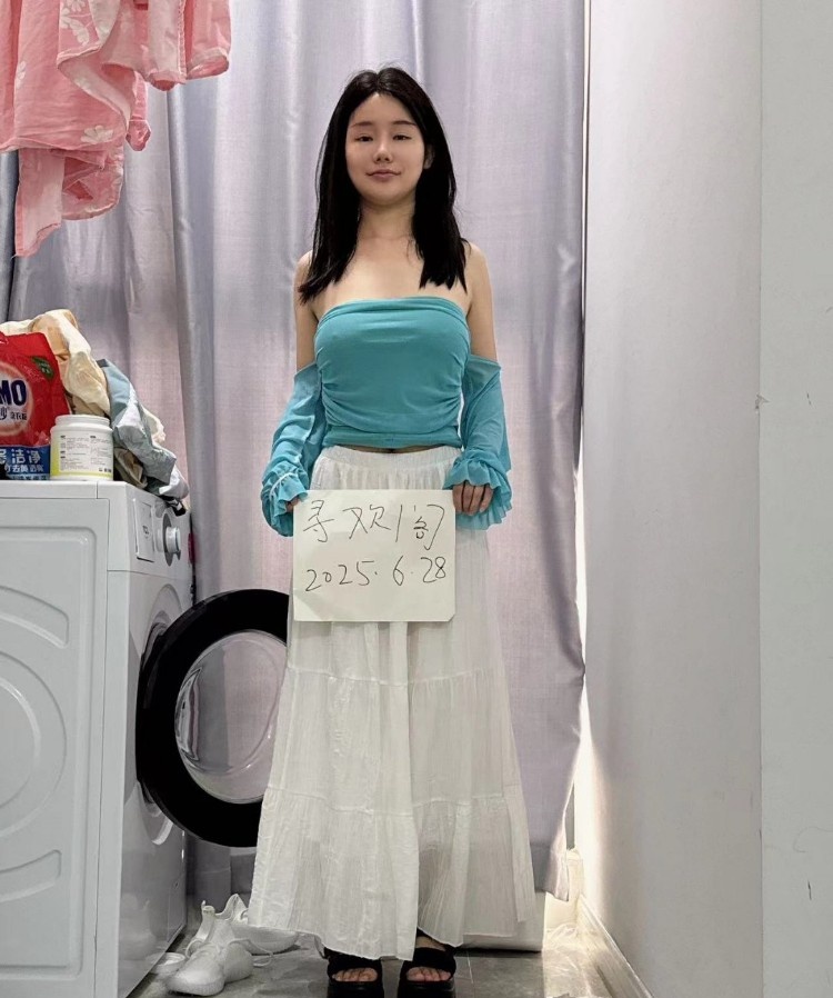 胸大小巧的小美女