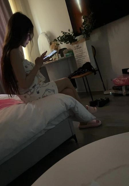 长宁廋廋大胸颜值妹子