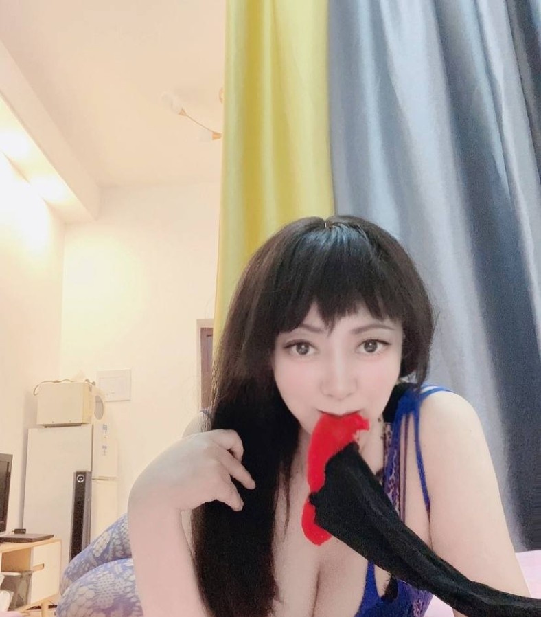 丰满肥臀角色扮演少妇