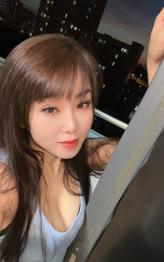 白云热情女友舌吻小麦