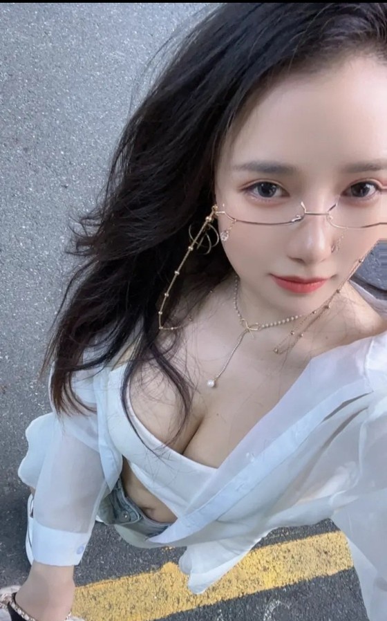 混血眼镜妹爱丽丝