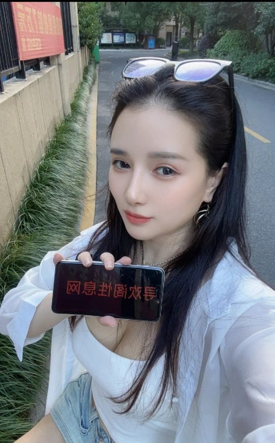 混血眼镜妹爱丽丝